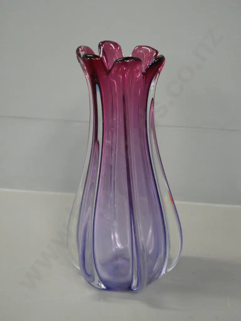 art glass vase - mauve-purple with scalloped top H-230 Image 1++