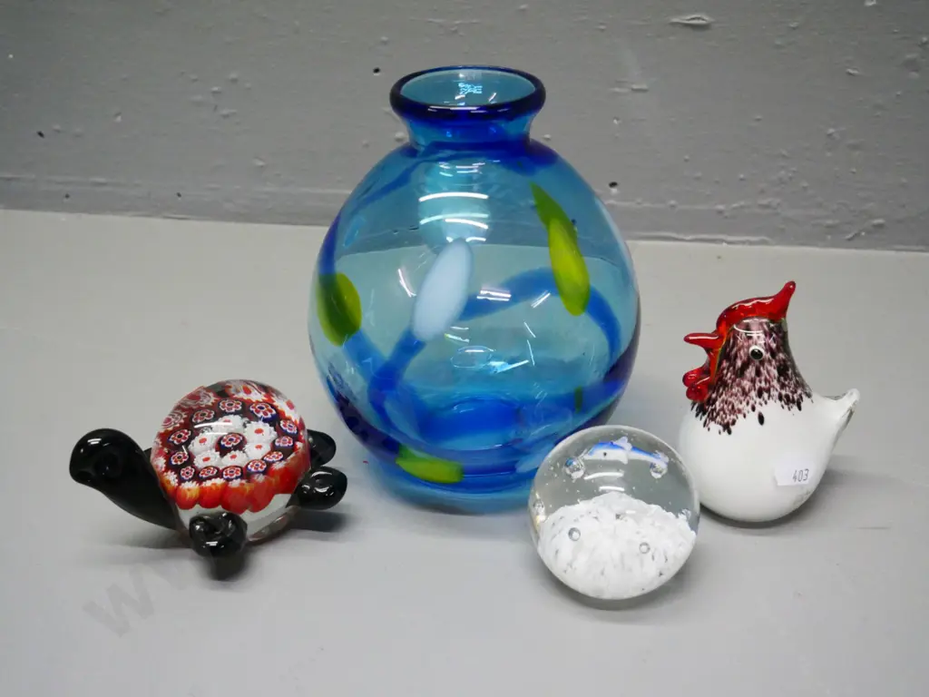 4 art glass items - vase H160 and 3 paper weights - millefiore turtle, hen and globe with fish Image 1++