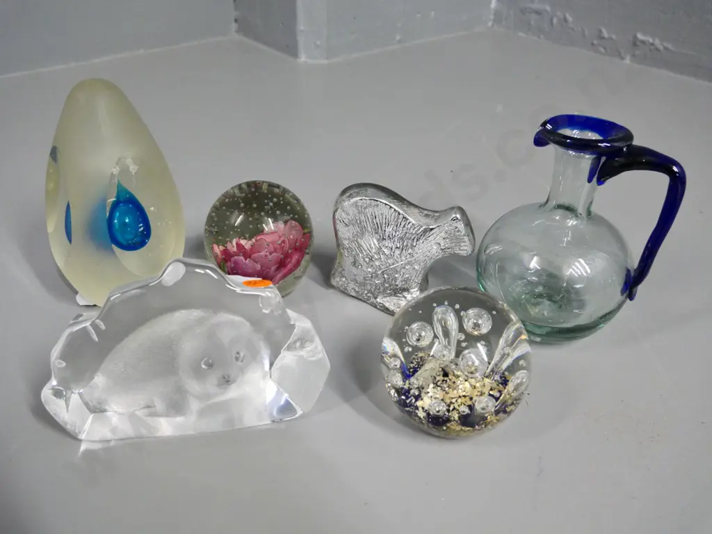 6 glass items - 4 paperweights, seal in relief and a small jug H-130 Image 1++