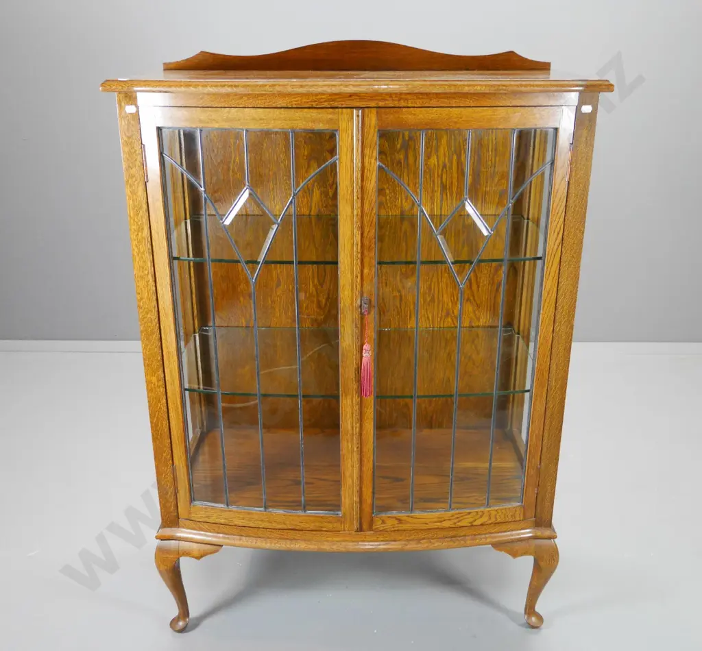 deco oak cab-leg bow-front china cabinet with 2 glass shelves, 2 lockable leadlight doors H1230 W880 D440 Image 1++