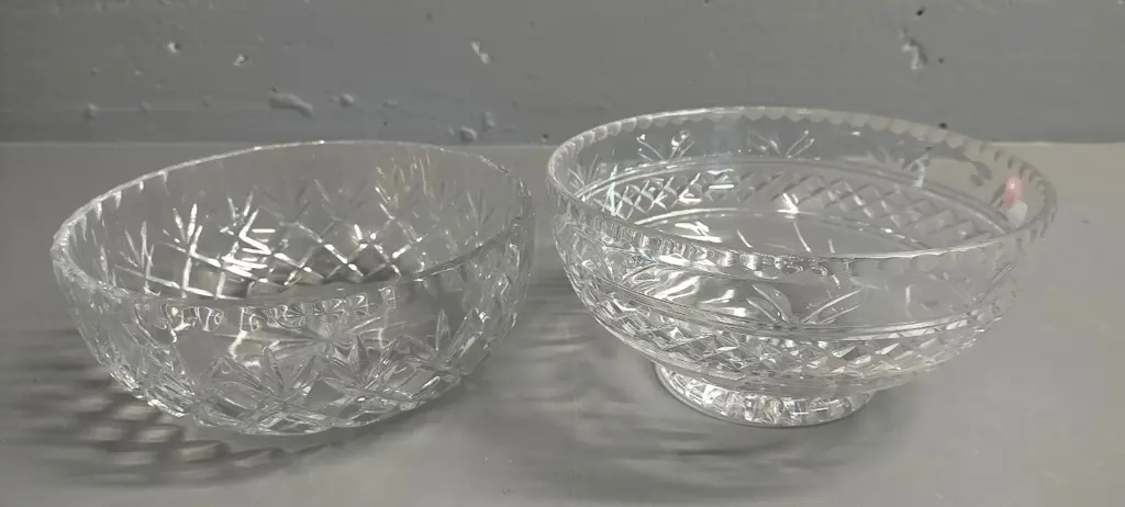 2 crystal bowls - 1x Stuart Diam-200 and 1 other unmarked Image 1++
