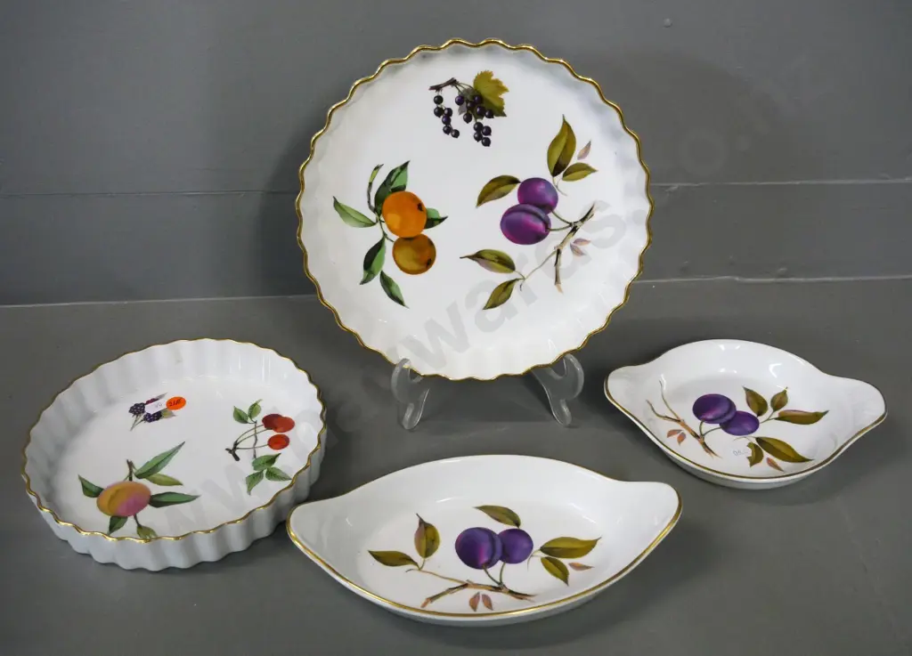 Royal Worcester Evesham - 2 flan dishes, larger is D-220, and 2 small baking dishes Image 1++