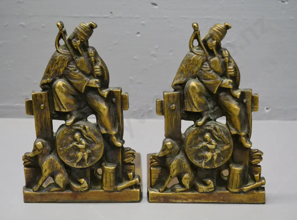 pair of brass minstrel-motif book-ends H-180 Image 1++