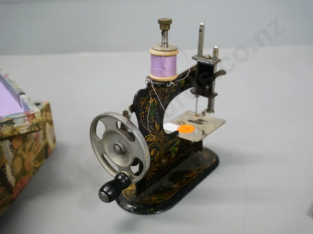 vintage miniature toy hand-operated sewing machine, no maker's mark - H-140 W-130 Image 1++