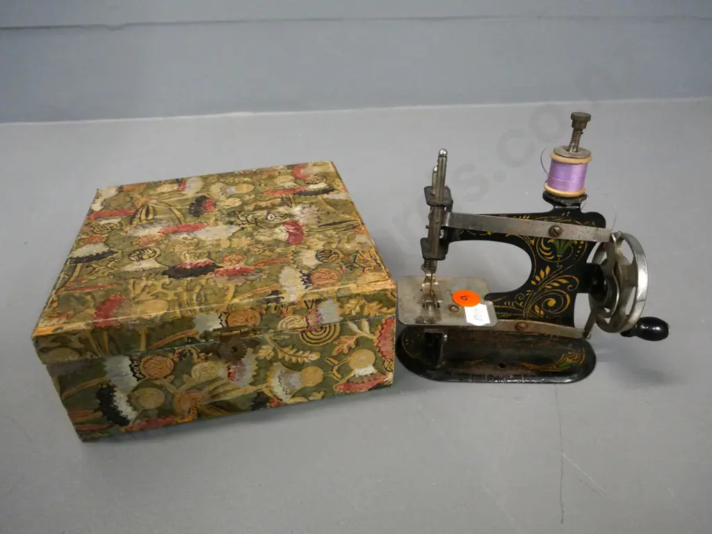 vintage miniature toy hand-operated sewing machine, no maker's mark - H-140 W-130 Image 1++