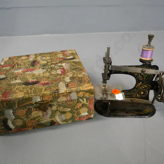 vintage miniature toy hand-operated sewing machine, no maker's mark - H-140 W-130