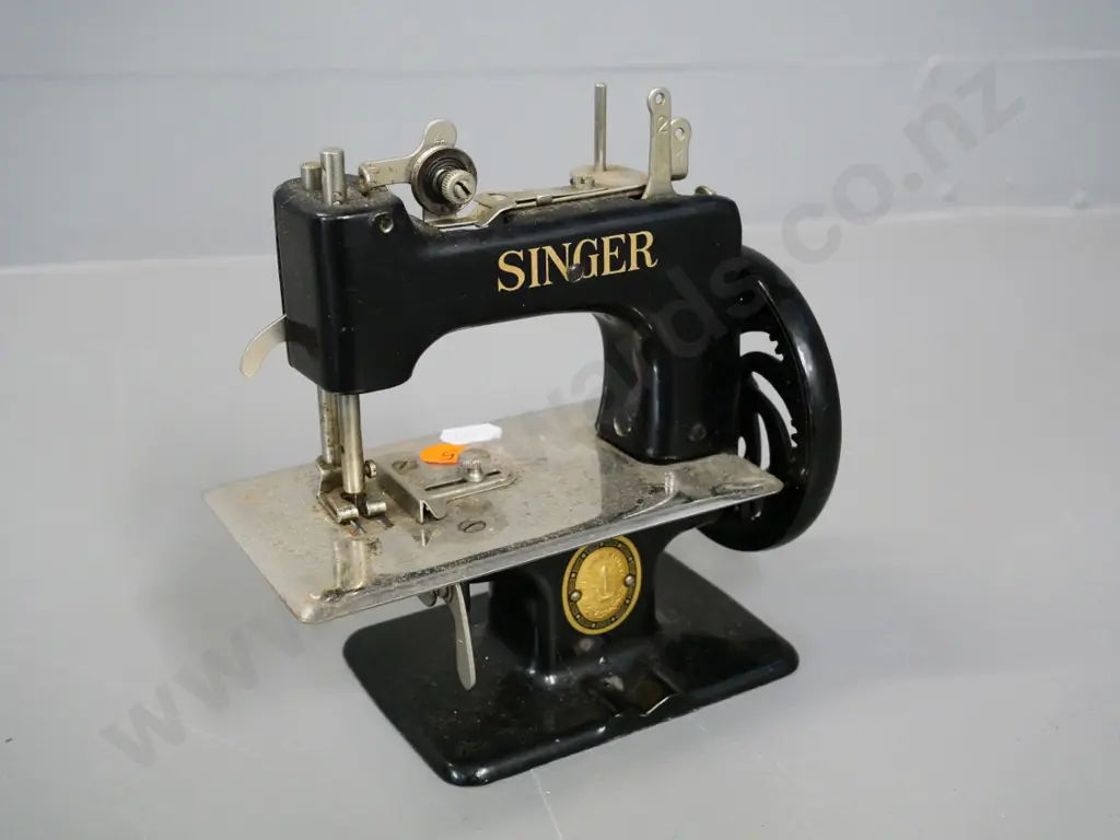 vintage Singer miniature hand-operated sewing machine H-170 W-180 Image 1++