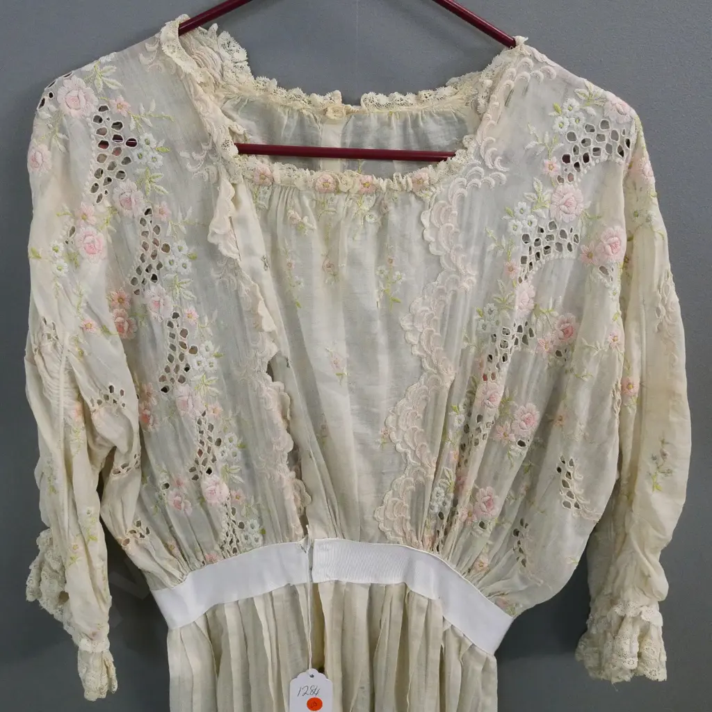 vintage dress with lace and embroidered decoration Image 1++