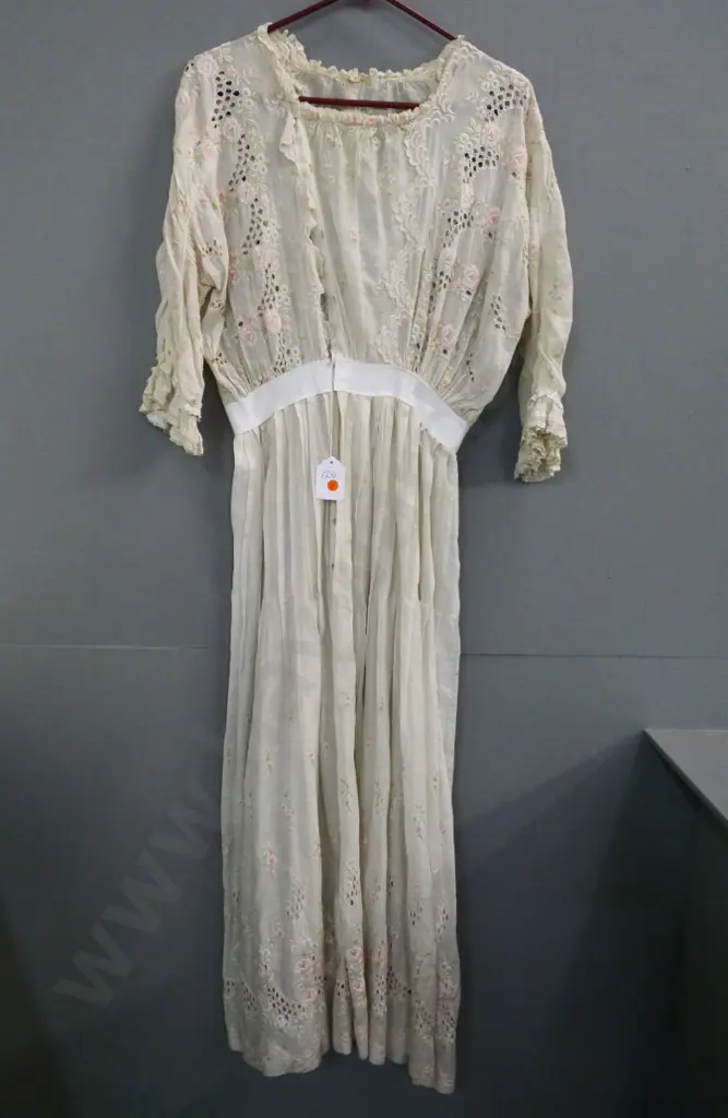 vintage dress with lace and embroidered decoration Image 1++