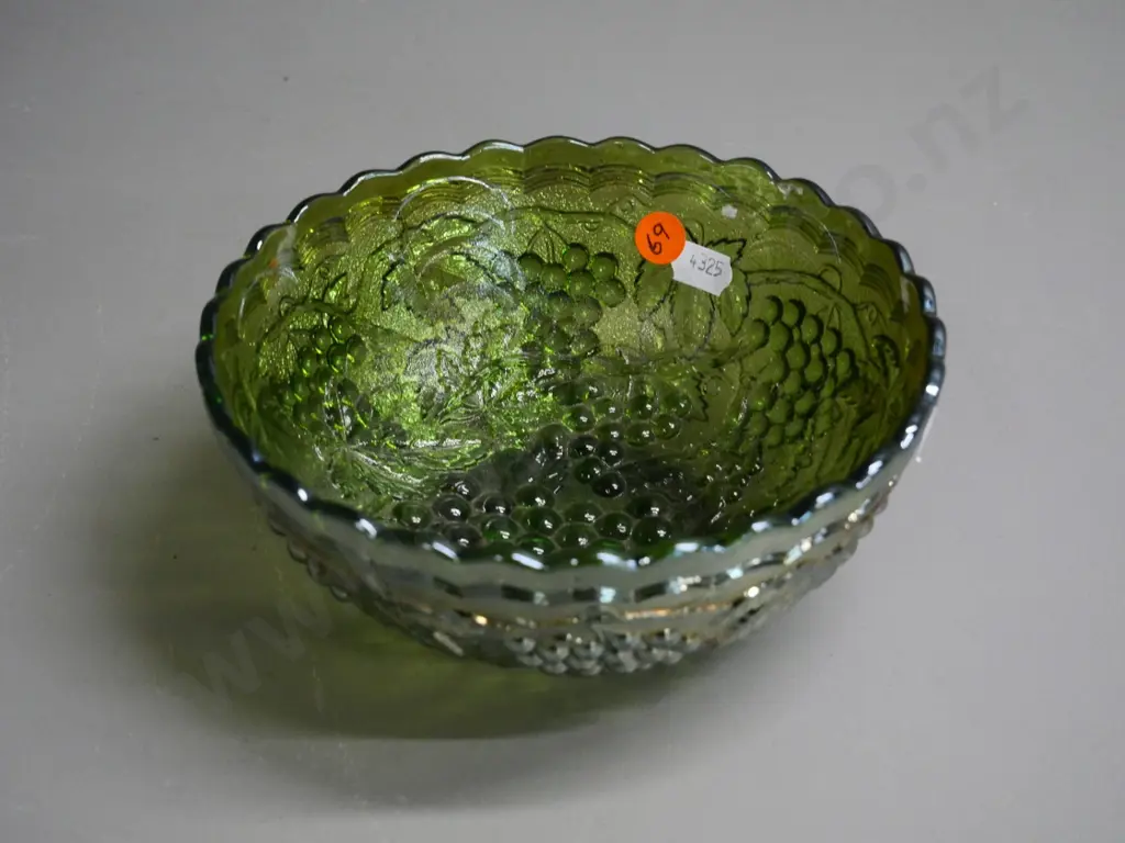 small green carnival glass grapes pattern bowl Image 1++