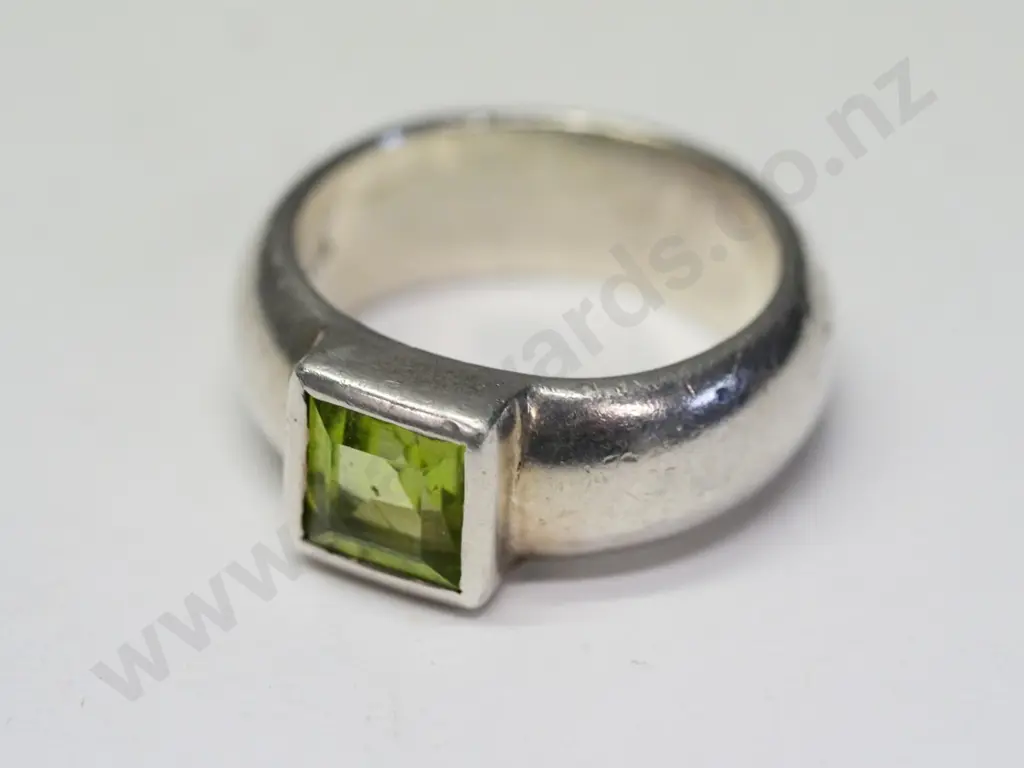 silver green tourmaline ring stamped 925 Image 1++
