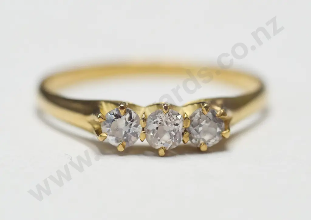 18ct 3 diamond ring Image 1++