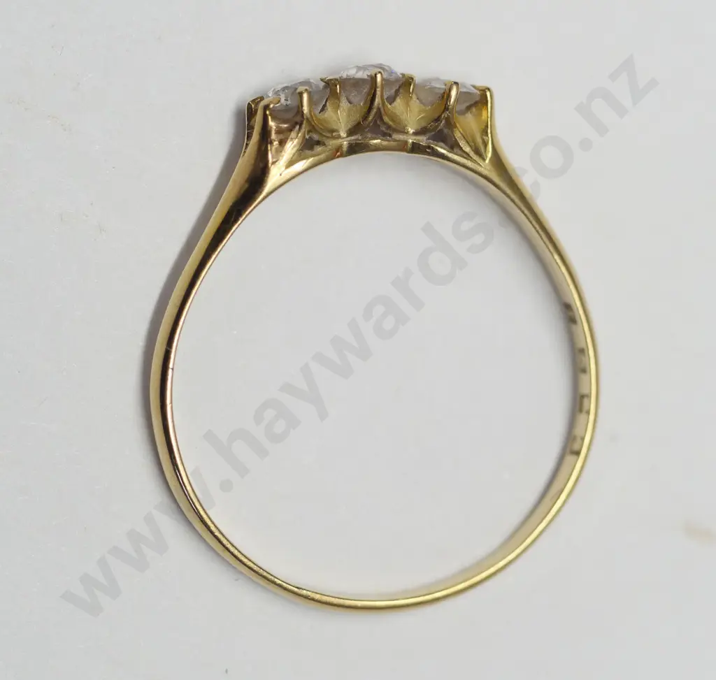 18ct 3 diamond ring Image 1++