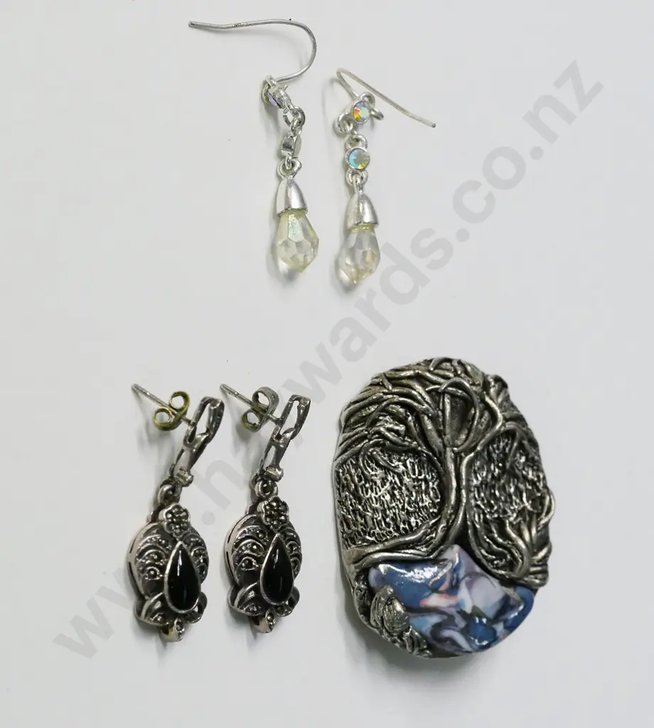 pairs of earrings & a brooch no marks Image 1++