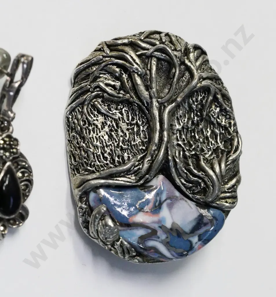 pairs of earrings & a brooch no marks Image 1++