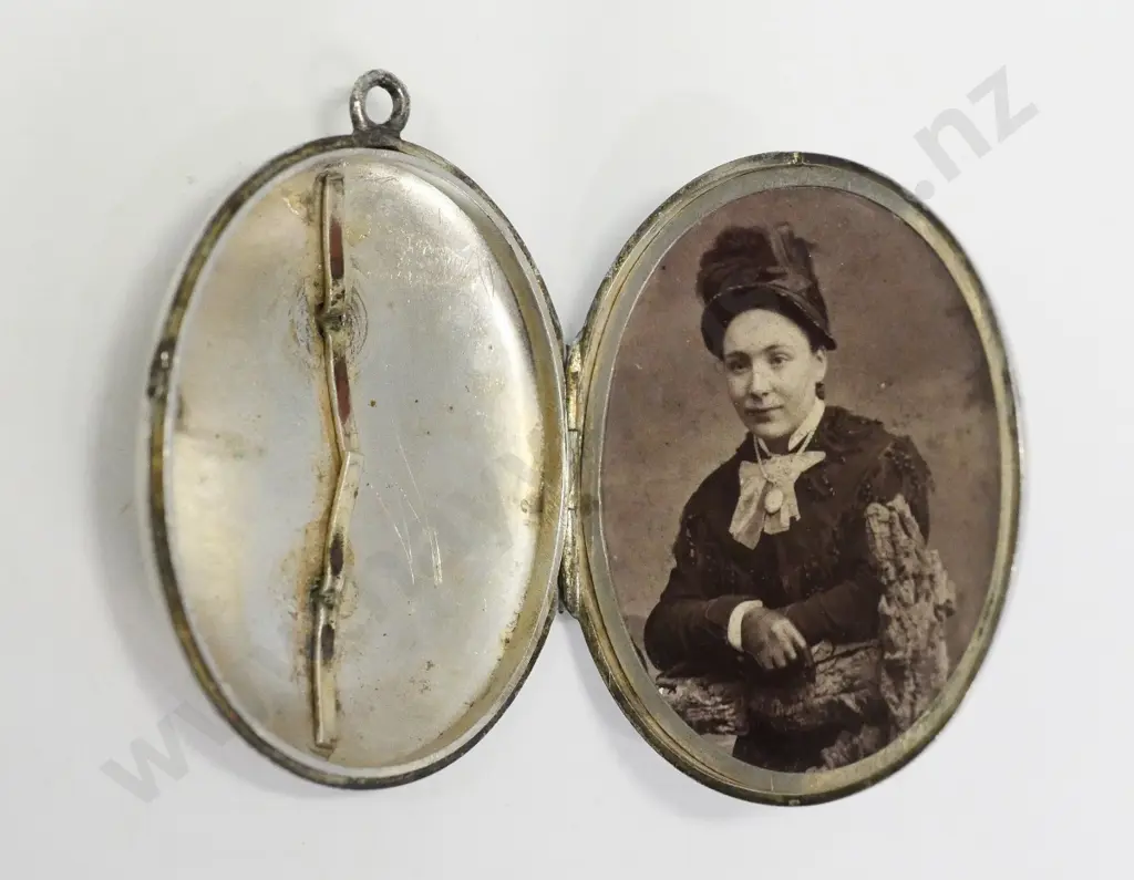 silver locket no chain Image 1++