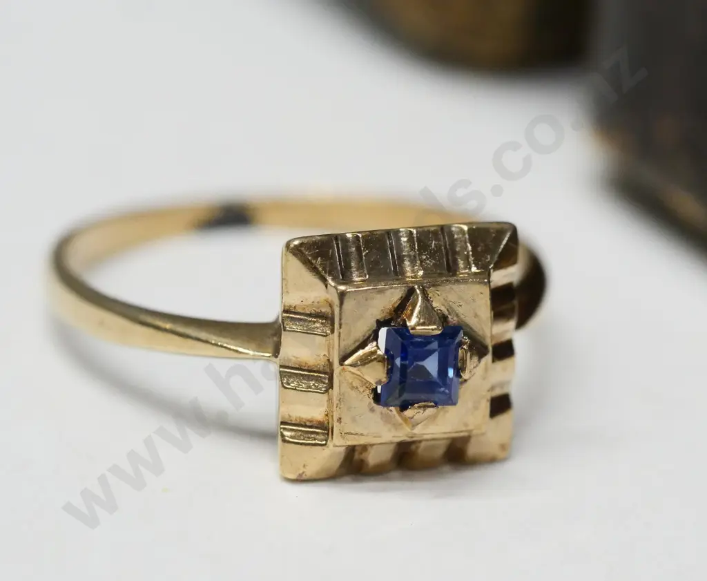 9ct sapphire dress ring - stamped 9ct Image 1++