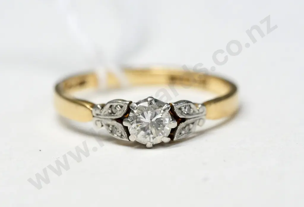 18ct platium & diamond ring - stamped H Bros 18ct plat Image 1++