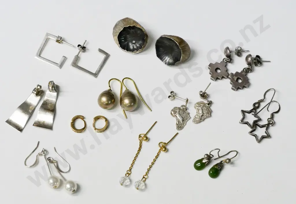 11 pairs of asstd earrings Image 1++
