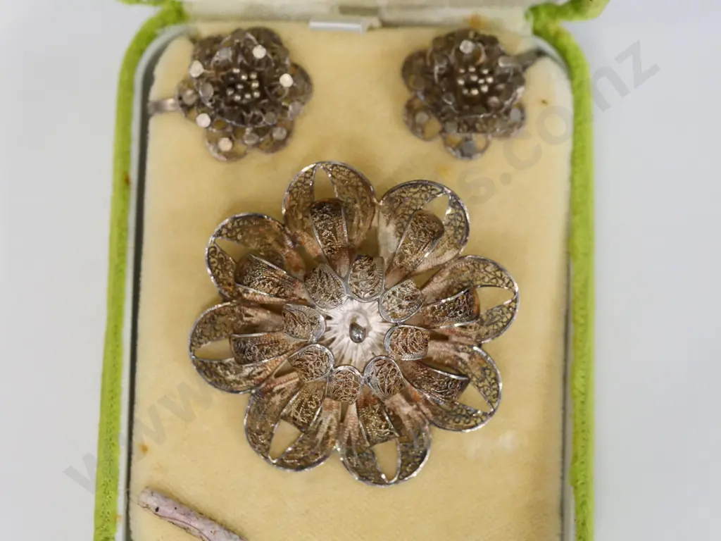filagree brooch & earring set Image 1++