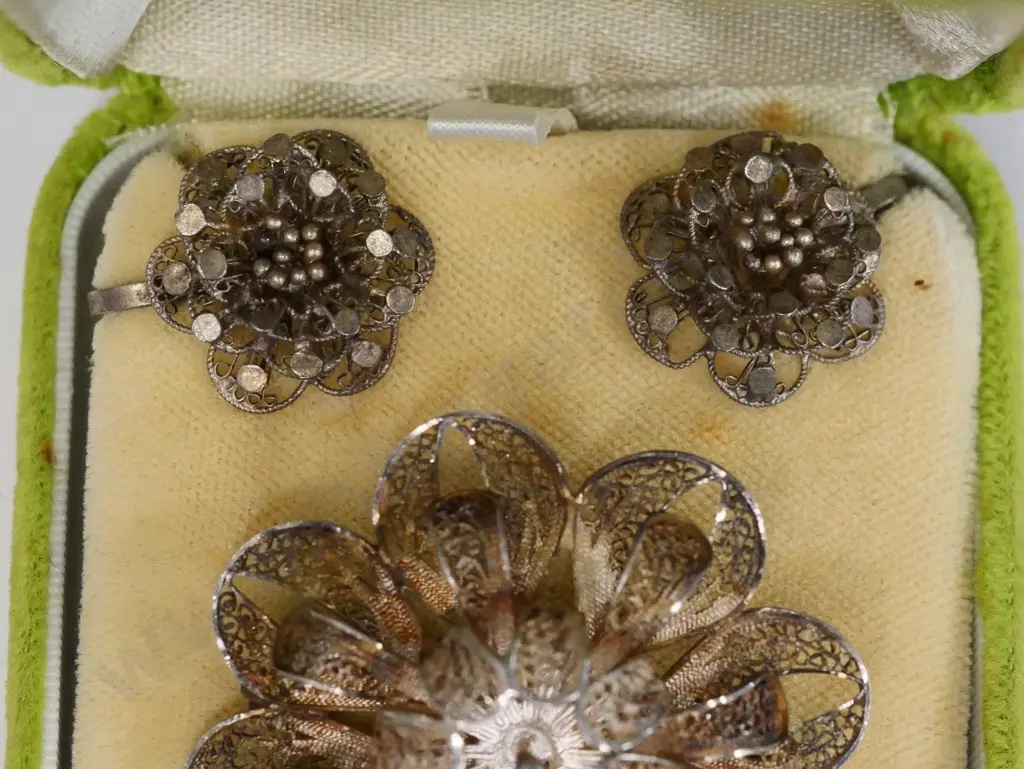 filagree brooch & earring set Image 1++