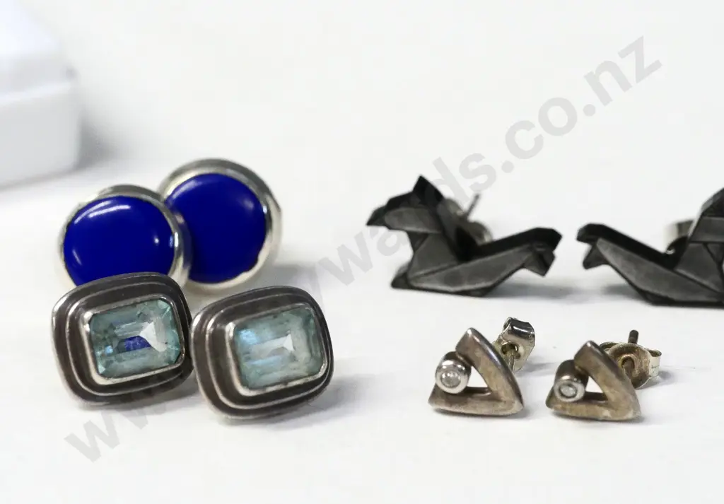 4 pairs of earrings Image 1++