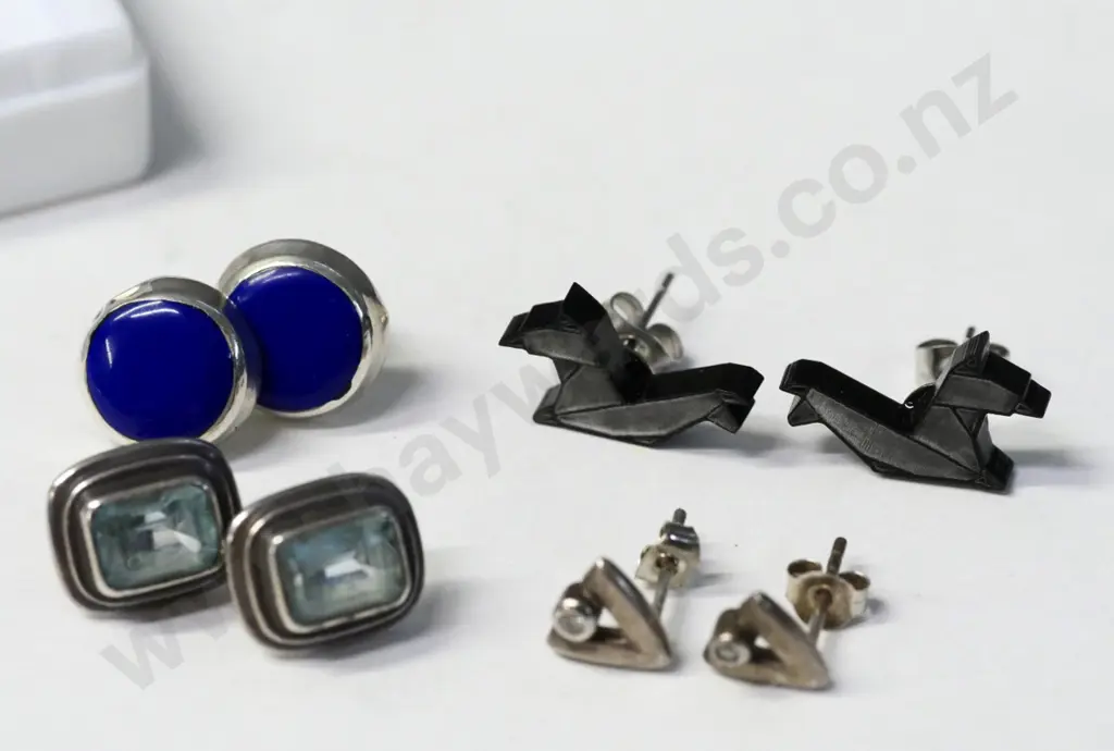 4 pairs of earrings Image 1++