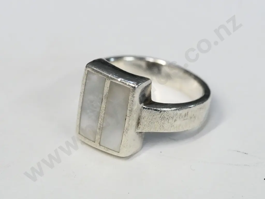 silver & mother of pearl ring stamped 925 Image 1++