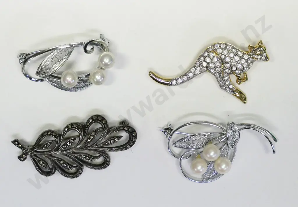 4 costume brooches Image 1++