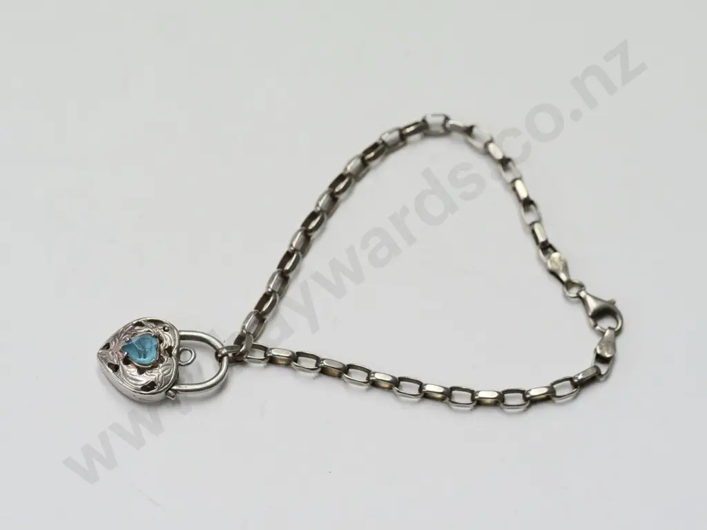 silver chain bracelet with heart shaped clasp stamped 925 Image 1++