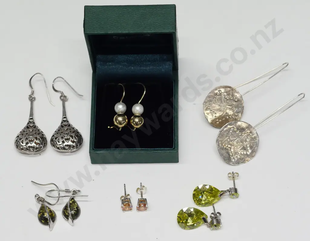 6 pairs of earrings Image 1++
