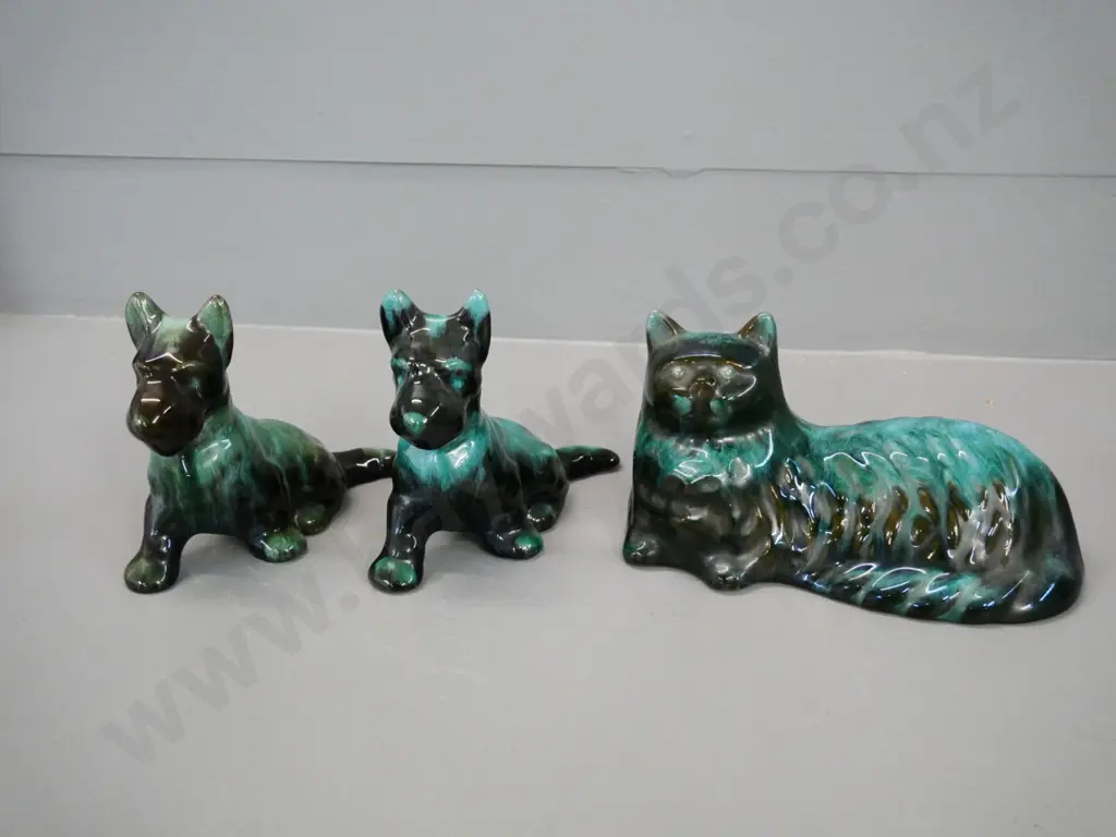 3 Blue Mountain pottery figures - 2 Scottie dogs and a Persian cat H-120 L-200 Image 1++
