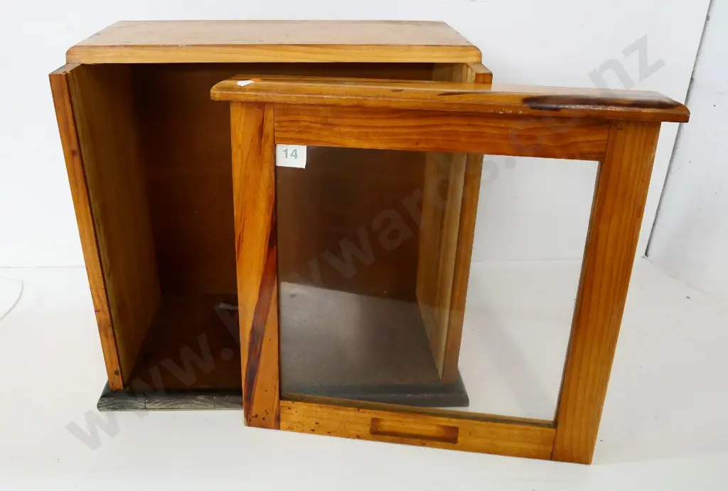 wooden specimen / display case with lift-up glazed front H-460 W-480 D-260 Image 1++