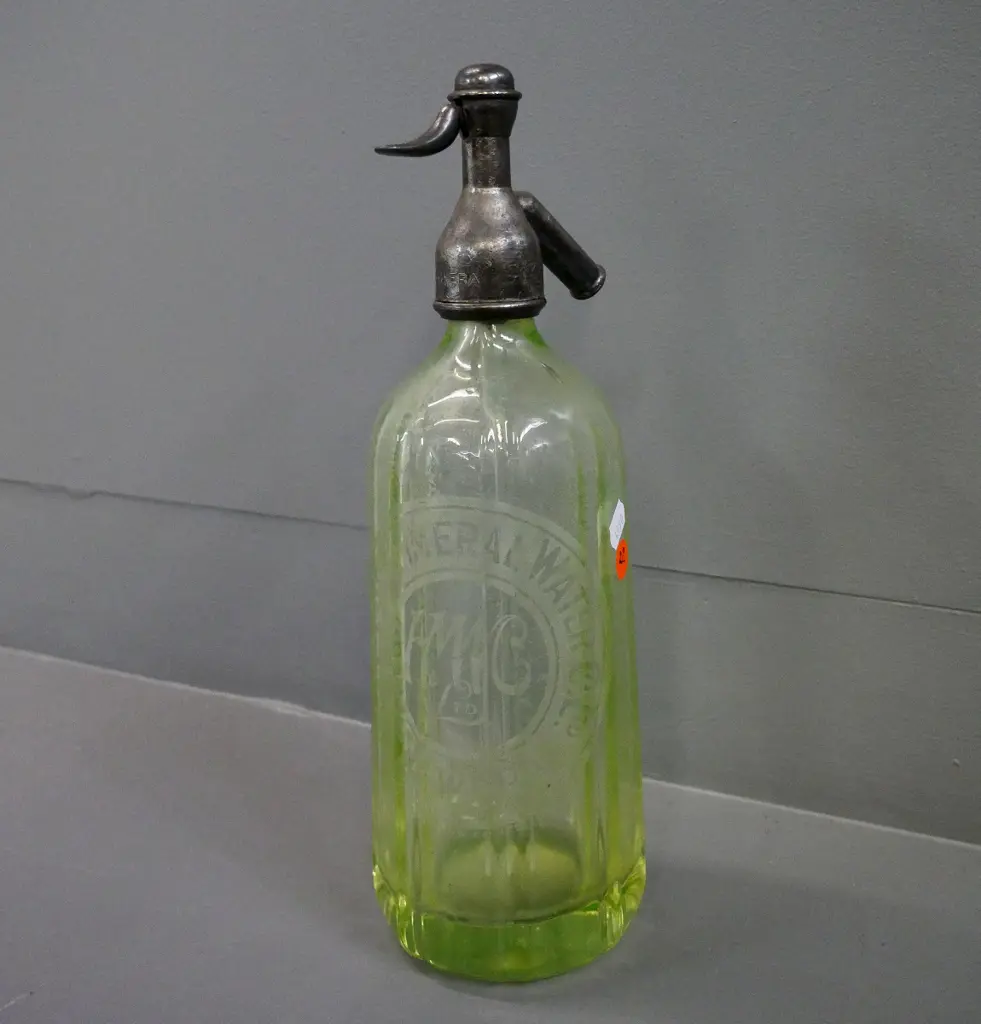Hawera Mineral Water Co. green glass soda syphon H-330 Image 1++