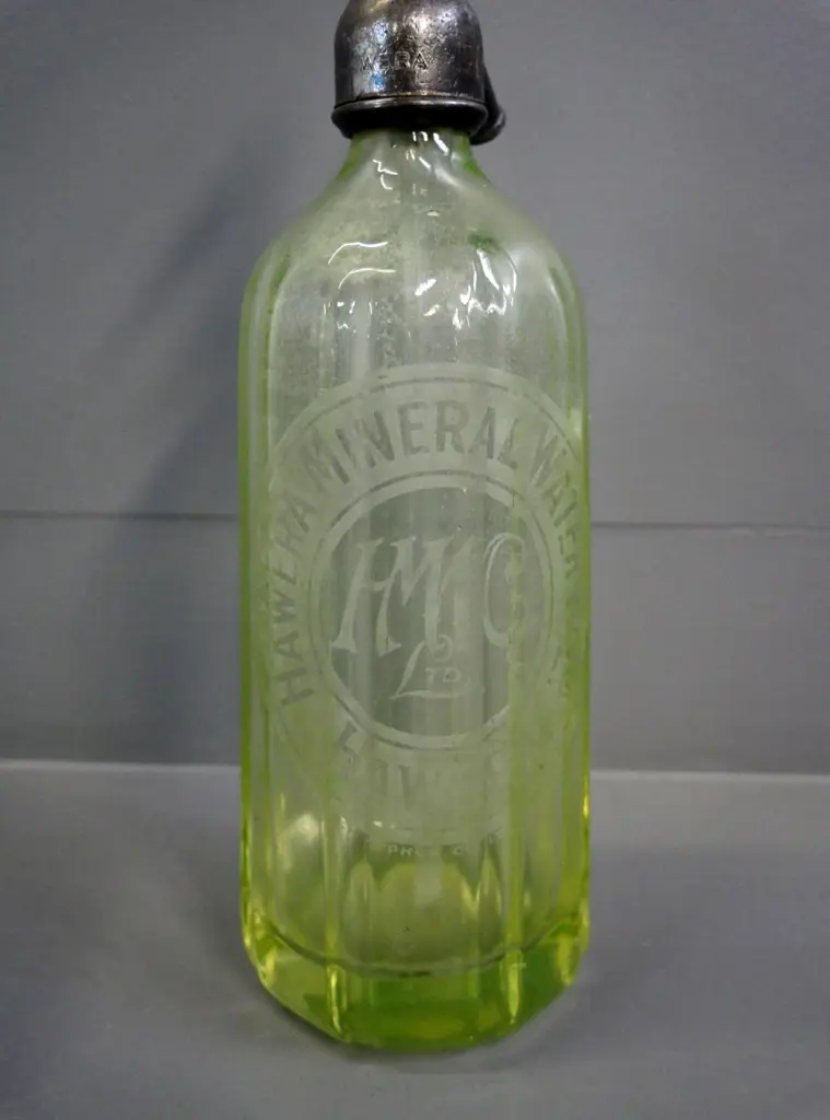 Hawera Mineral Water Co. green glass soda syphon H-330 Image 1++