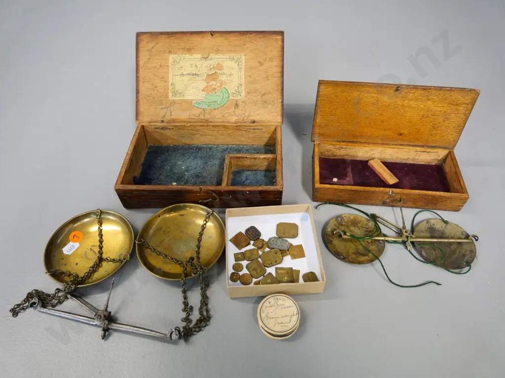 2 vintage gold scales in wooden cases - one marked WT Avery Latebeach with assorted weights, other in poor condition Image 1++