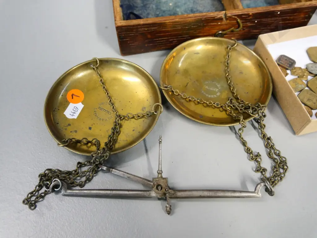 2 vintage gold scales in wooden cases - one marked WT Avery Latebeach with assorted weights, other in poor condition Image 1++