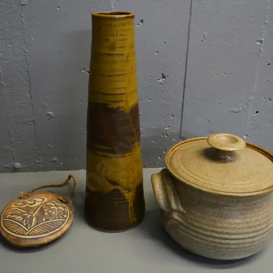3 studio pottery items - Del Noaks Nucelar Free NZ wall pocket, unmarked casserole and vase H-350