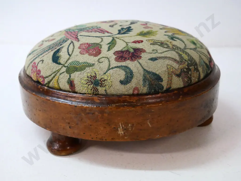 Victorian low round 3-footed foot stool with tapestry upholstered top H-120 Diameter 260 Image 1++
