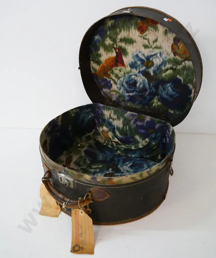 leather hat box - some wear and some damage to fabric lining H-250 Diameter 430 Image 1++