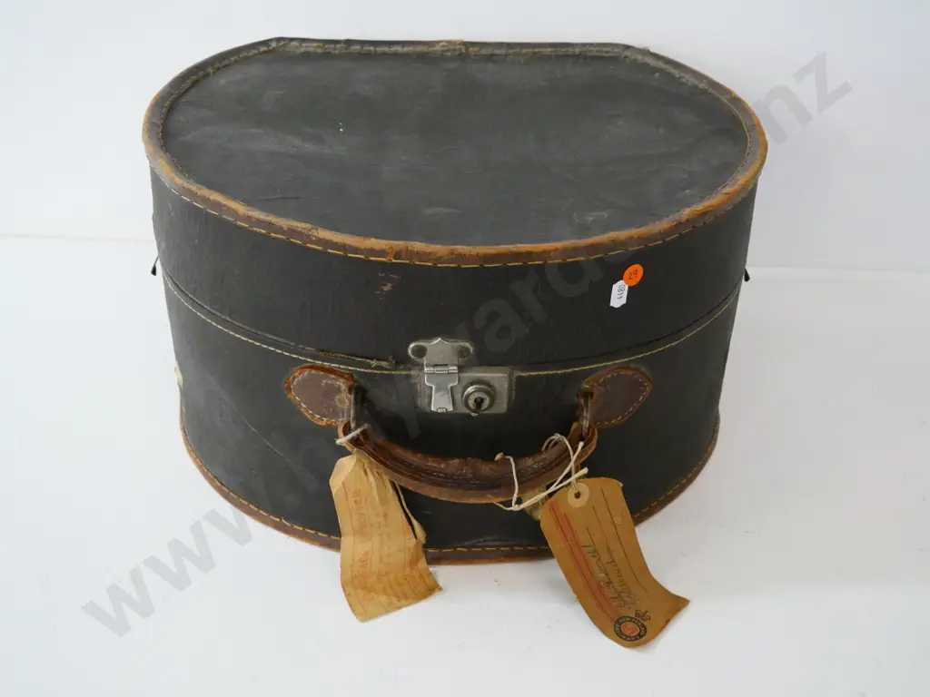 leather hat box - some wear and some damage to fabric lining H-250 Diameter 430 Image 1++