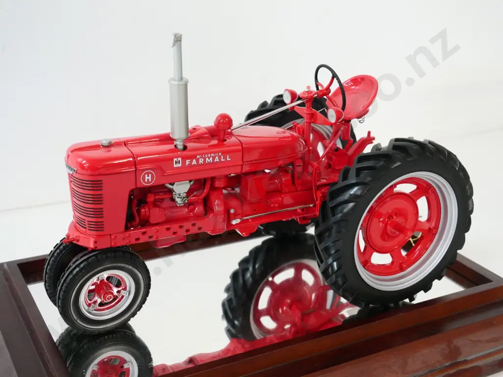 die-cast model McCormack Farmall tractor - in glazed wooden display case H-230 W-370 D-260 Image 1++