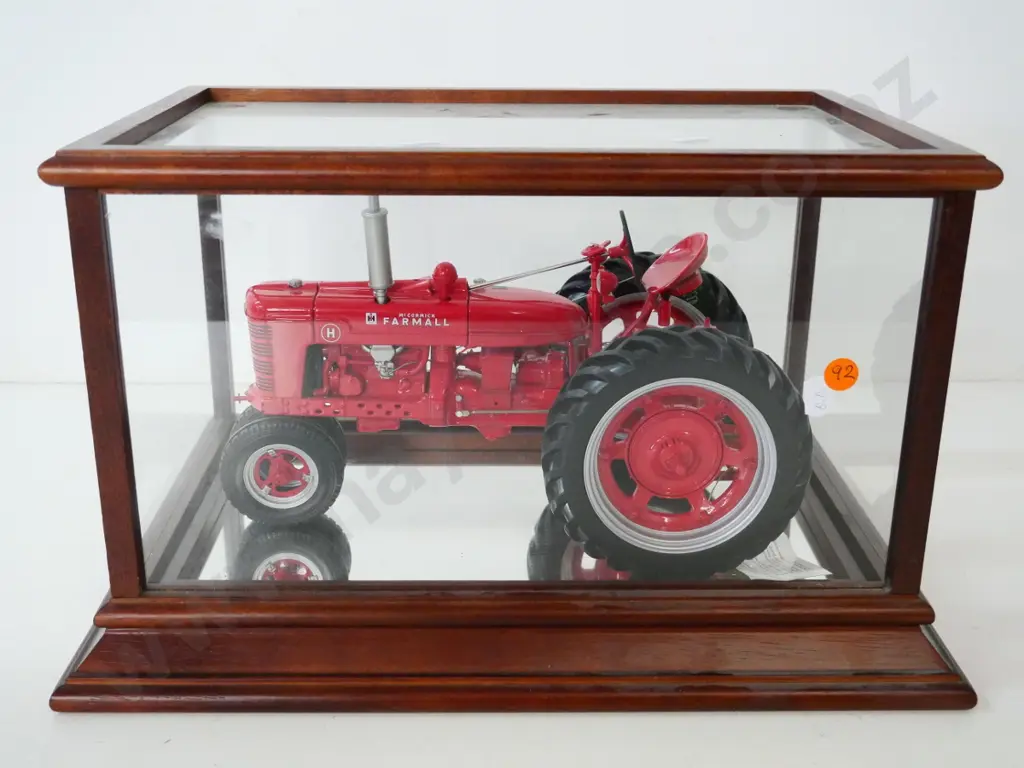 die-cast model McCormack Farmall tractor - in glazed wooden display case H-230 W-370 D-260 Image 1++
