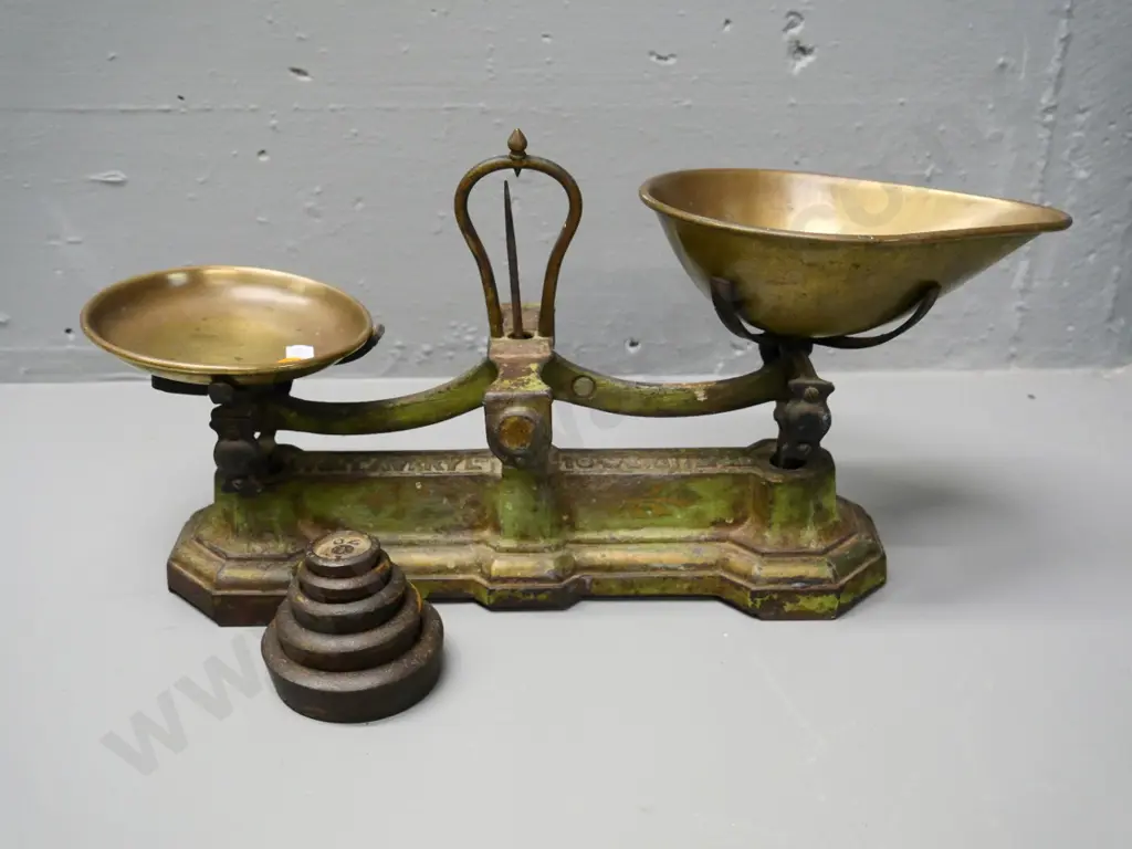 vintage set of cast iron and brass Avery balance scales with weights H-200 W-400 Image 1++