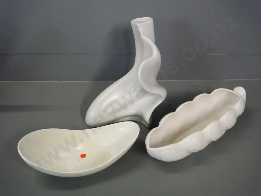 3 white vases - Crown Devon, Shorter, 1 unmarked H-300 Image 1++