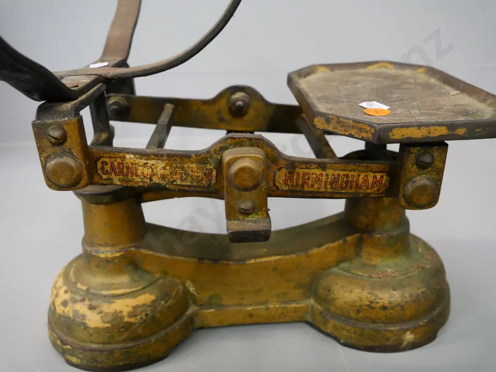 Carnegie & Layton heavy cast metal balance scales with tray and 4 weights - overall H-260 W-350 Image 1++