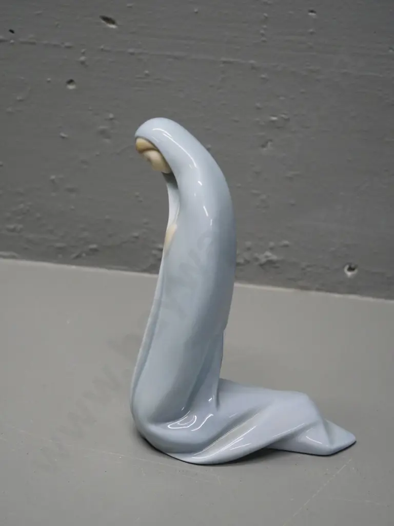 Lladro praying figure H-180 Image 1++
