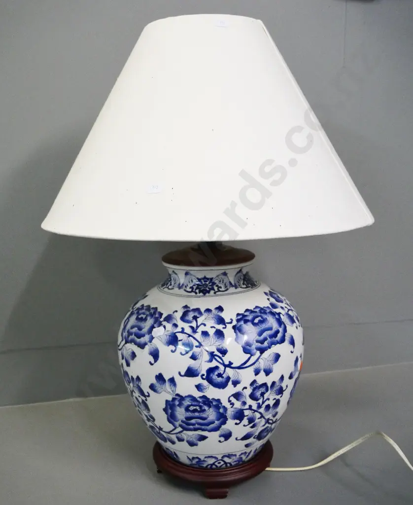 oriental blue and white based table lamp on stand H-600 Image 1++