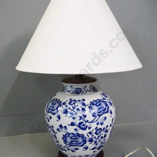 oriental blue and white based table lamp on stand H-600