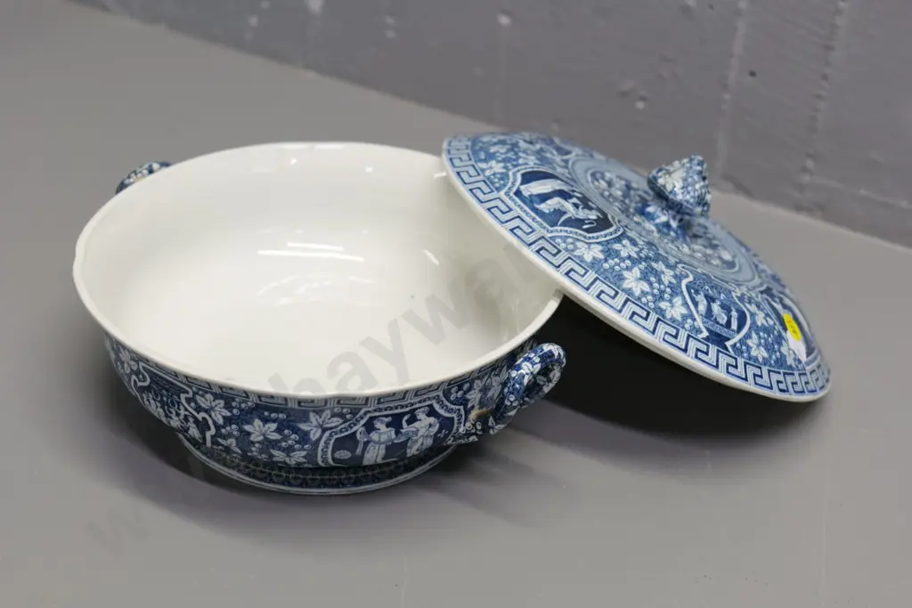 Spode Copeland 'Greek' pattern blue & white lidded serving dish H-130 W-240 at handles Image 1++